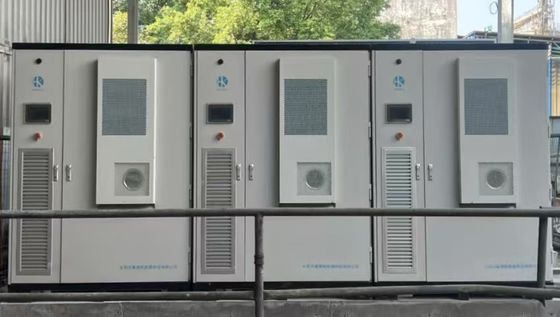 Trasferimento del picco di carico semplificato con il sistema di accumulo di energia a batteria BESS di variabile capacità