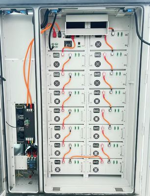 Trasferimento di picco di carico facilitato in un unico sistema di accumulo di energia